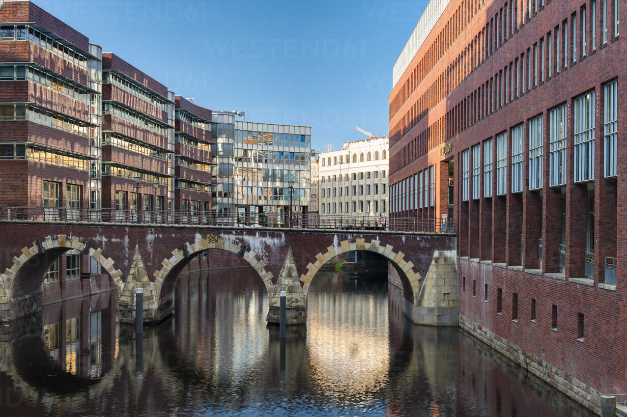 deutschland-hamburg-ellerntors-brigde-am-herrengrabenfleet-RJF000195.jpg