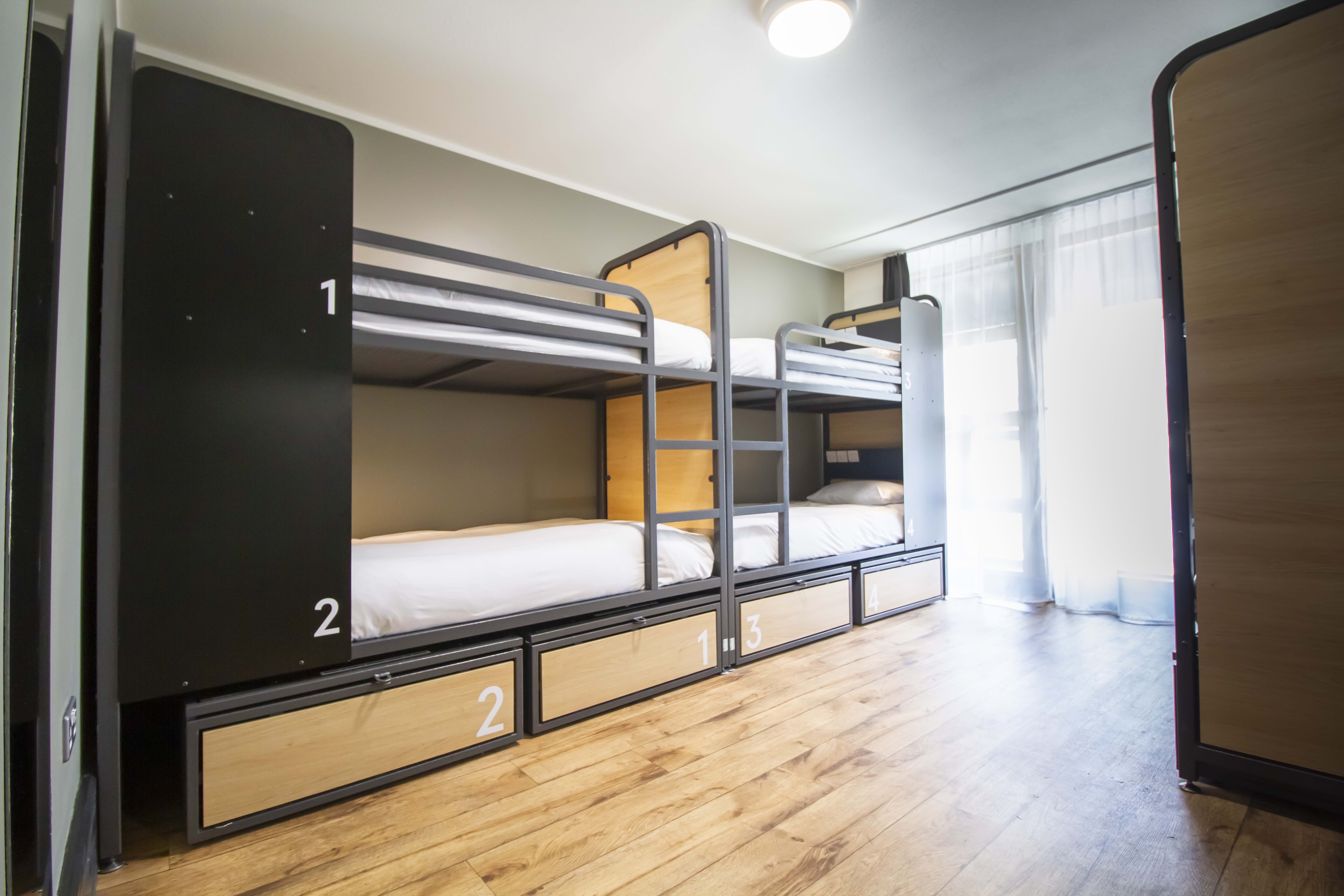 Bett in 5–6-Bett-Schlafsaal mit eigenem Bad