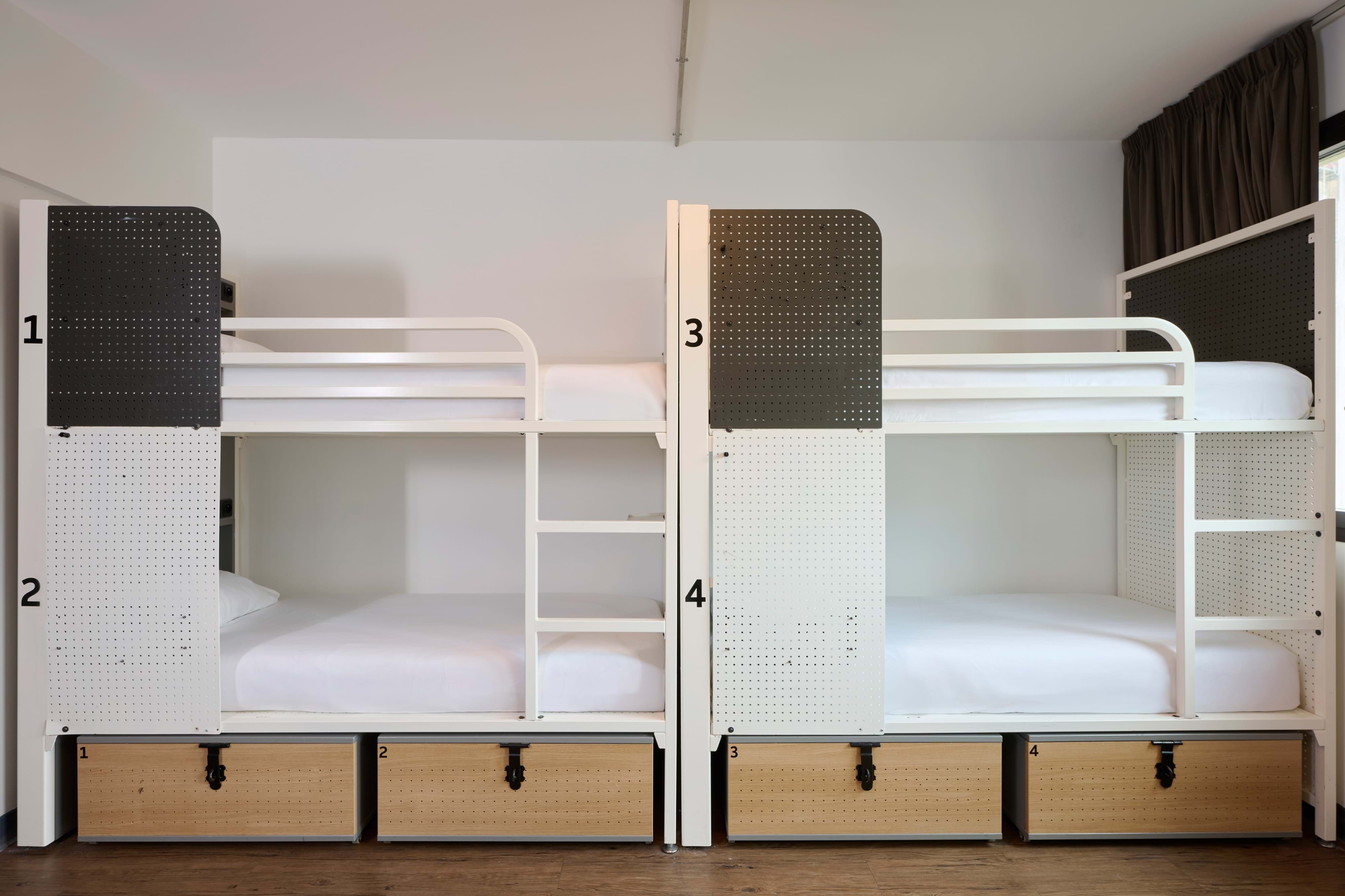 Private 6-bed Room - Paris View