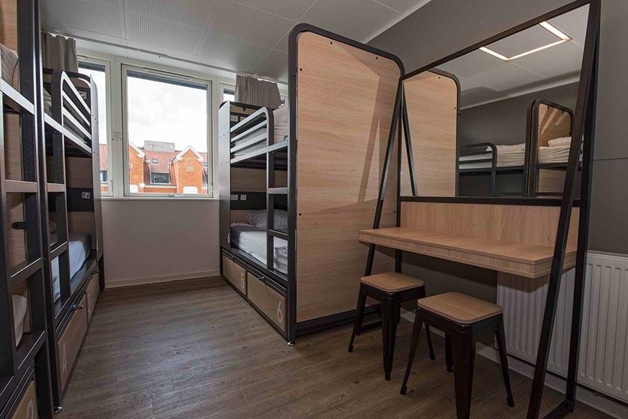 Bed in vrouwenslaapzaal met 6 bedden