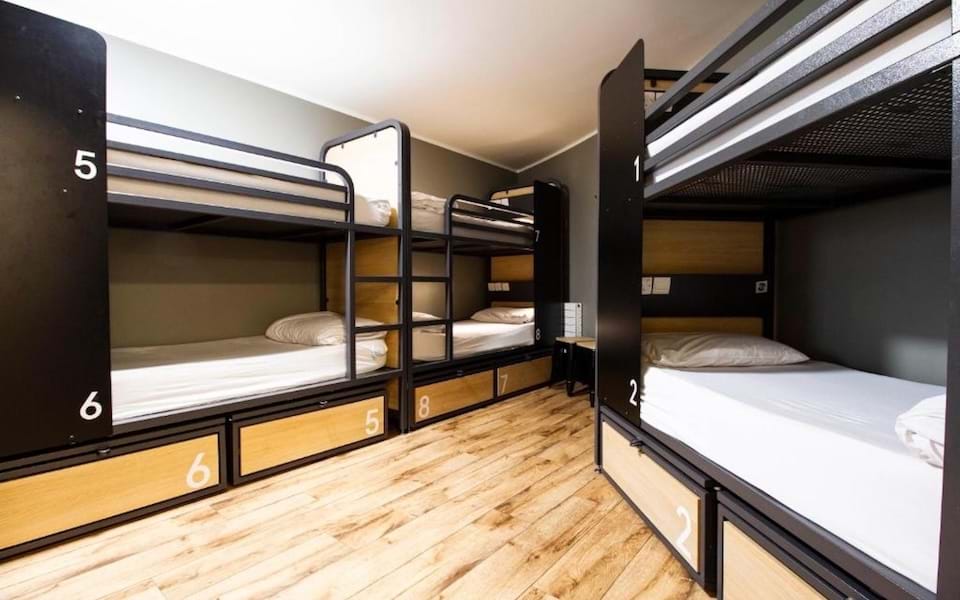 Bett in 4–8-Bett-Schlafsaal – Gemeinschaftsbad