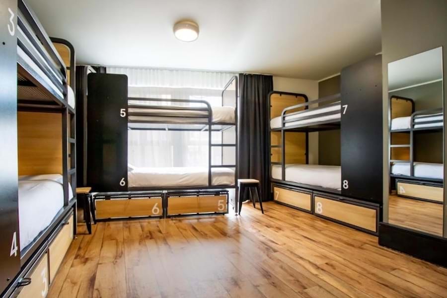 Chambre privée de 10 à 15 lits – avec salle de bain attenante