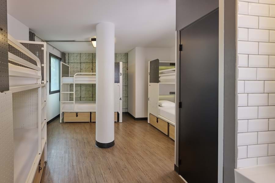 Private 6-bed Room