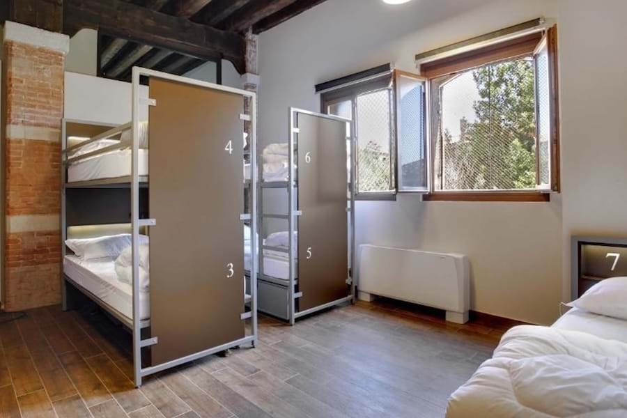 Cama en Habitación compartida pequeña - Baño privado